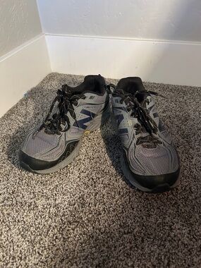 New Balance Men's Gray and Navy Athletic Trail Shoes